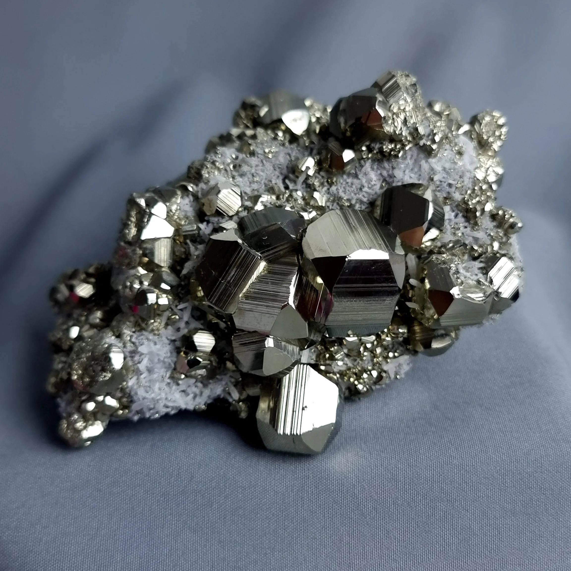 MU-ESP005a Pyrite quartz crystal cluster floater fine mineral gemrock.jpg