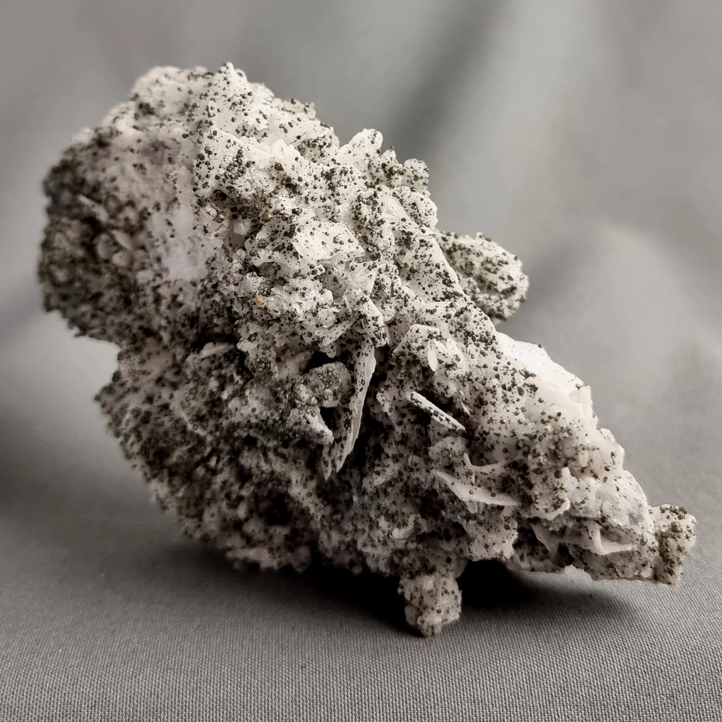 LGC-ESP015 3 Barite with Globular Tetrahedrite-(Zn) julcani.jpg
