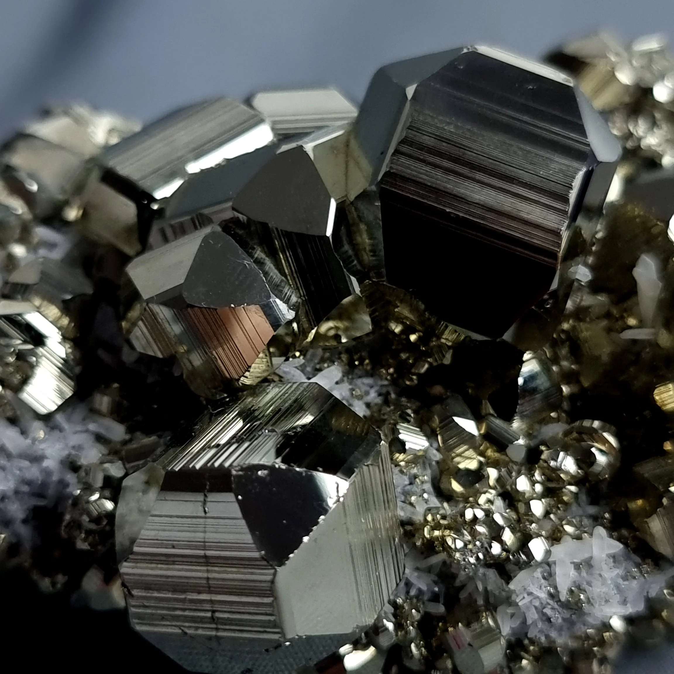 MU-ESP005j Pyrite quartz crystal cluster floater fine mineral gemrock.jpg