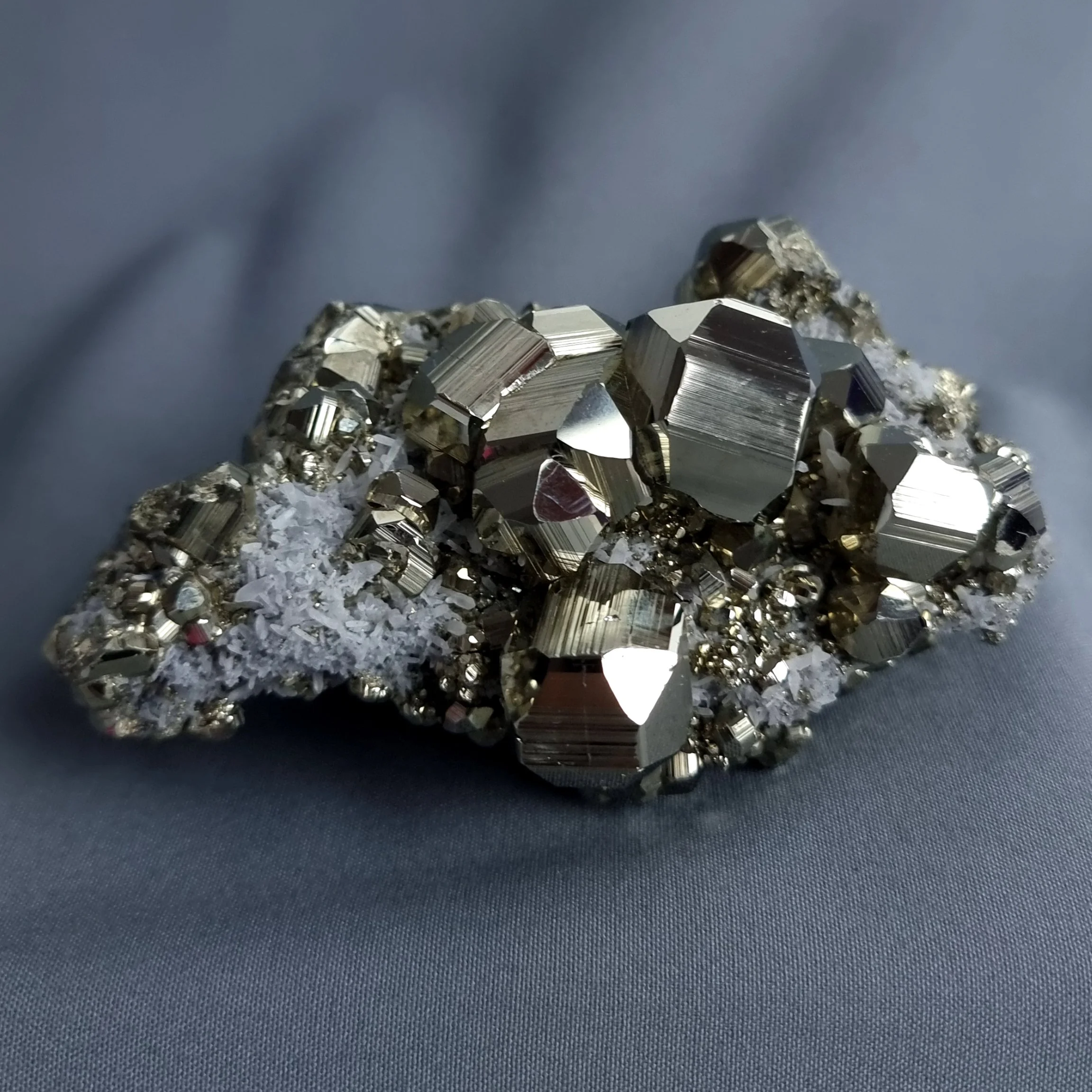 MU-ESP005f Pyrite quartz crystal cluster floater fine mineral gemrock.jpg