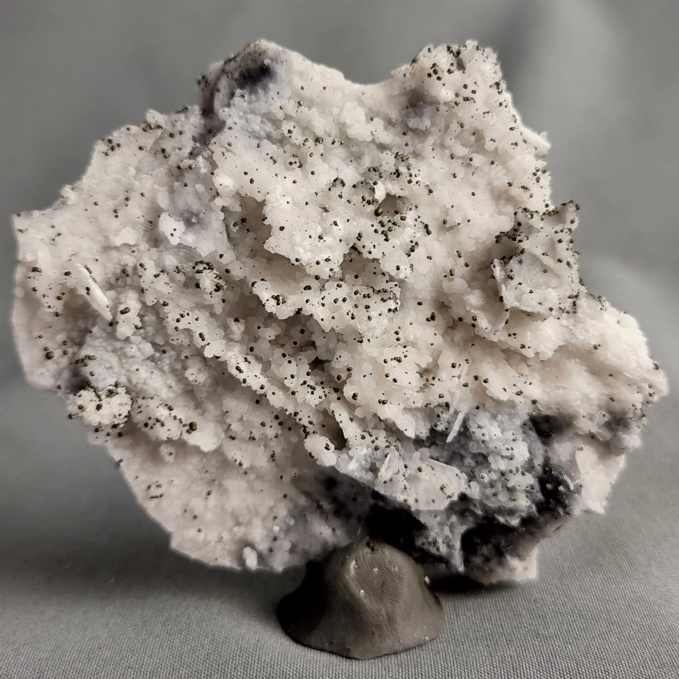 LGC-ESP036 Barite with globular tetraedrite julcani district 2 EN.jpg