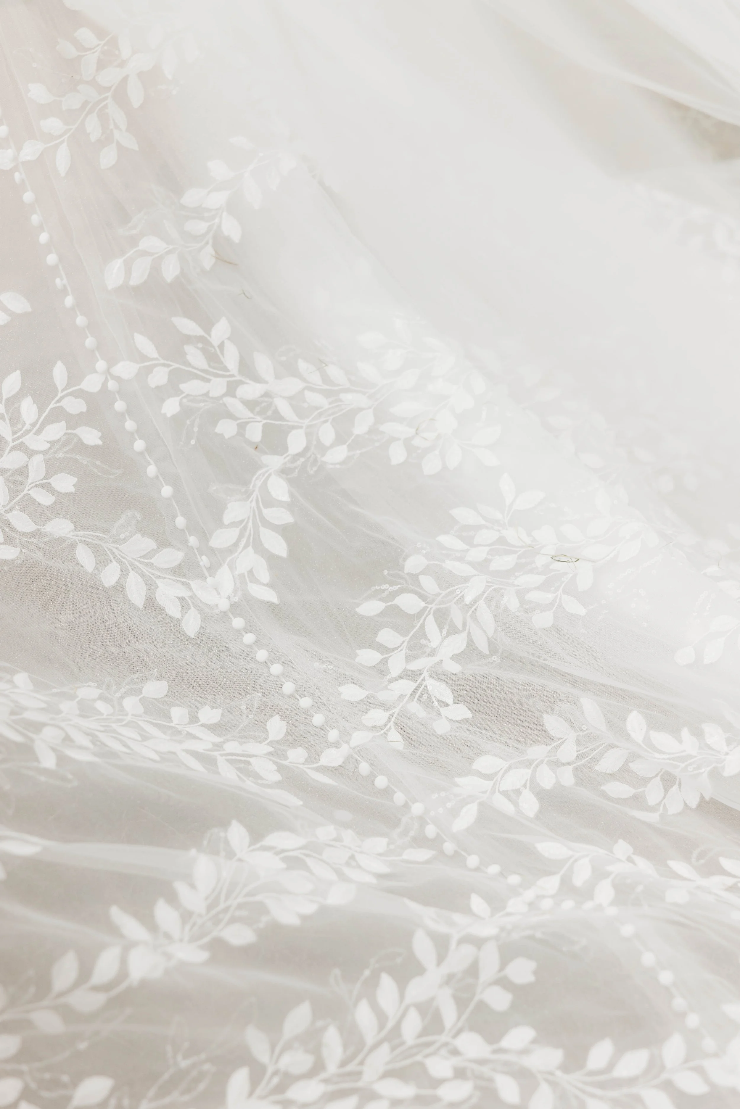 Elisabeth-Brautkleid mit Spitzenmuster und Tüllstoff, detailreiche Stickerei, florale Motive, weiches Stoffmaterial