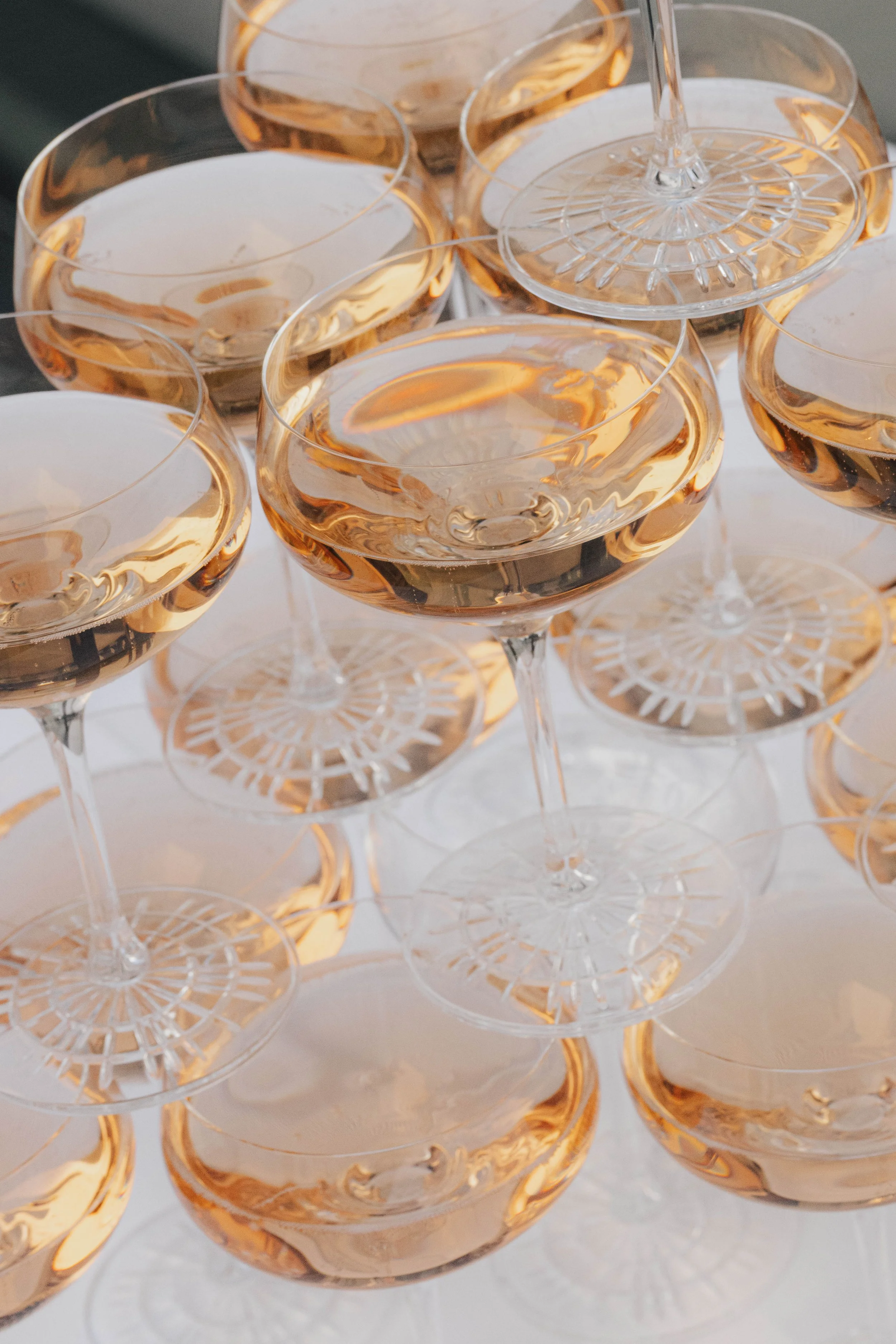 Mehrere Weingläser mit Roséwein, die übereinander gestapelt sind.