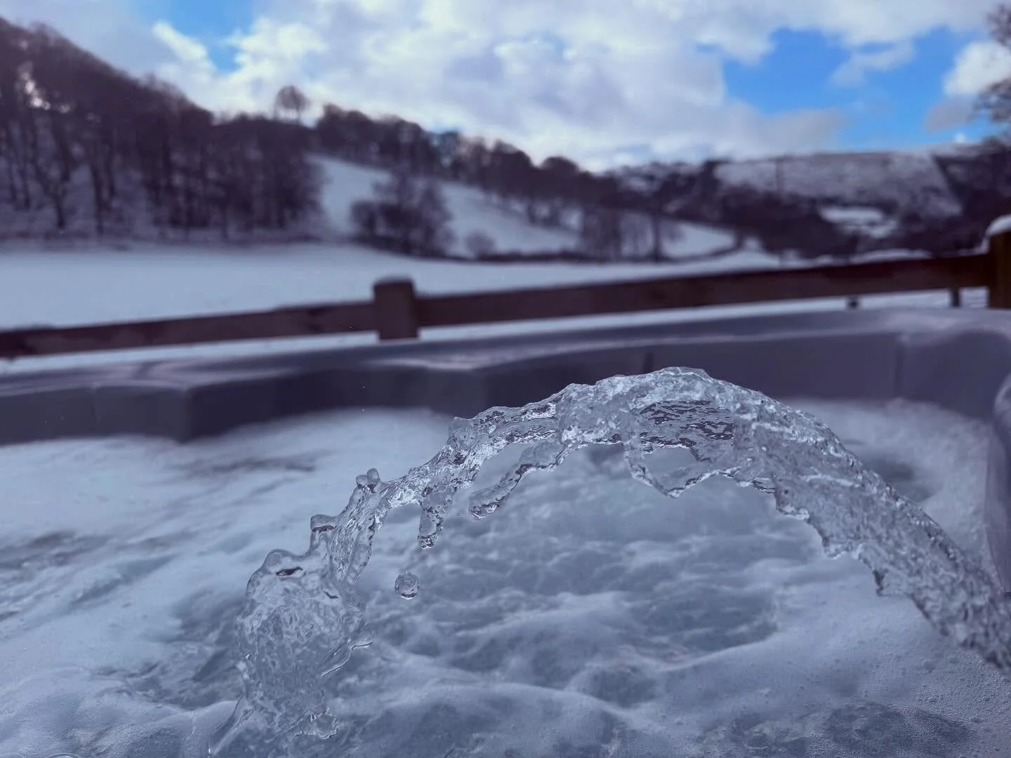 What our guests woke up to this morning ❄️
#glamping #visitmidwales #midwalestourism #shepherdhut #hottub