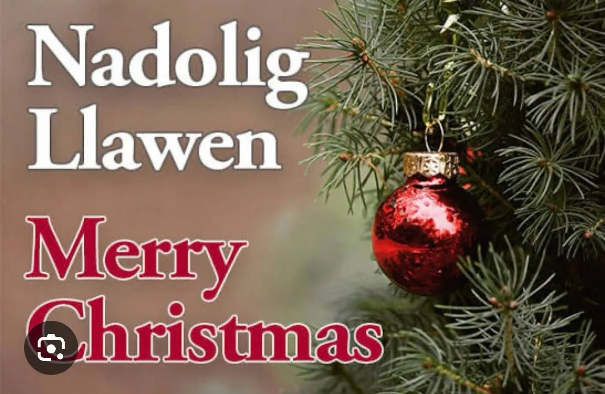 Nadolig Llawen a Blwyddyn Newydd Dda i bawb! Mae 2025 wedi bod yn flwyddyn prysur iawn wrth lawnsio Cut y Ddafad Ddu, ac ail wneud Cut Cornel (lluniau i ddod yn y flwyddyn newydd 👀). &lsquo;Den ni&rsquo;n edrych ymlaen at 2026 yn barod&hellip;! 🎁🎄