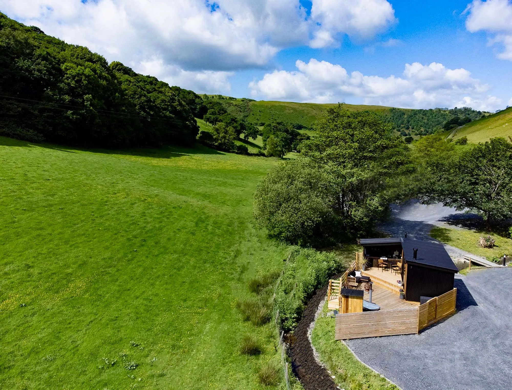 Hut newydd dim tracks.jpg