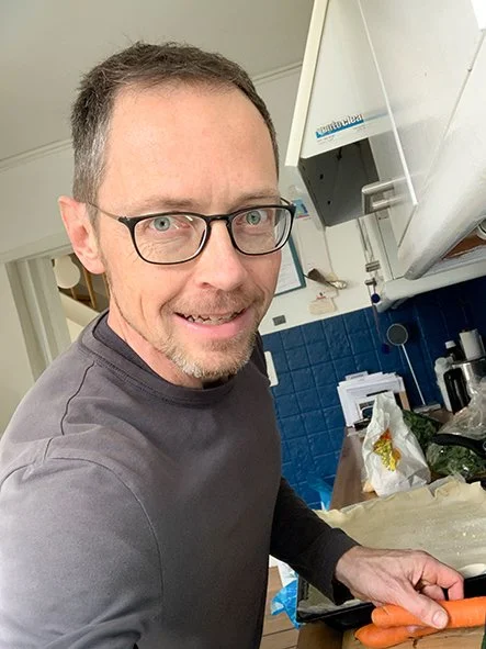 Selfie von Adrian Knaup in der Küche.