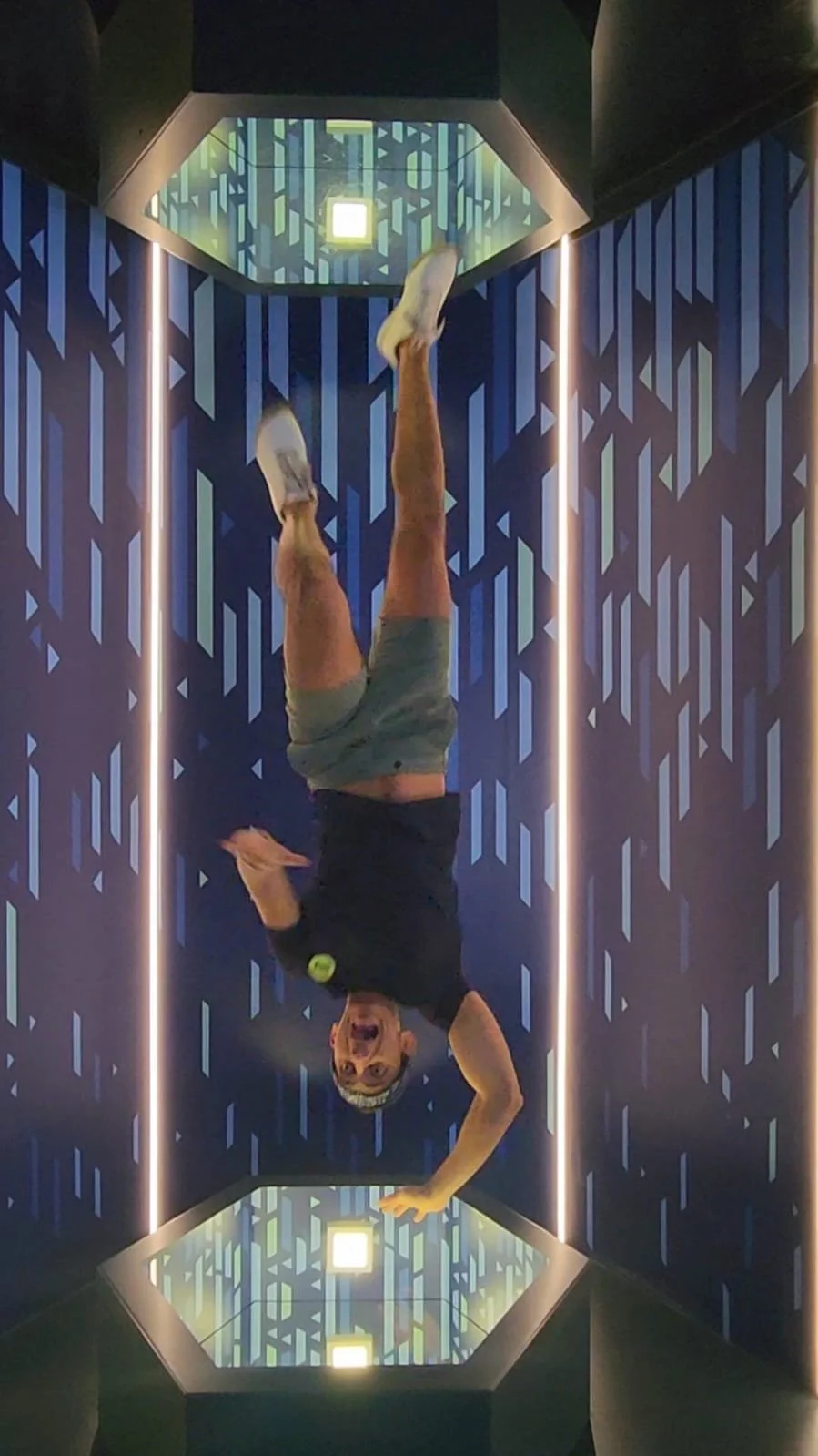 Andrés Beltanien en museo de las ilusiones