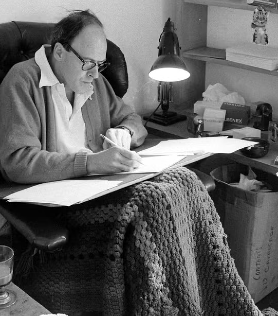 Roald Dahl escribiendo