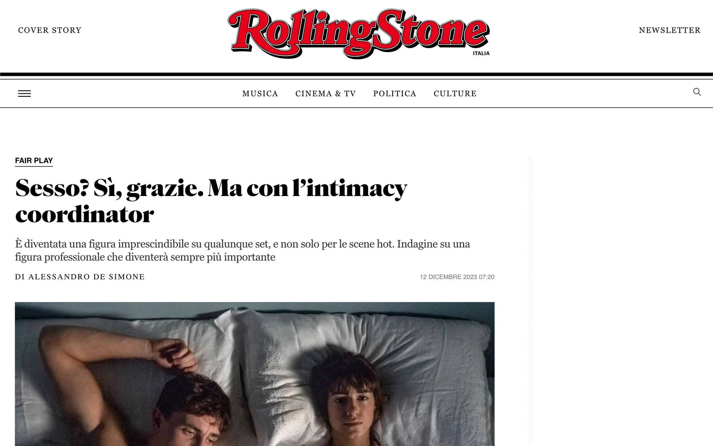 Screenshot of a Rolling Stone Italia article featuring two people lying in bed. The article's headline in Italian discusses the role of an intimacy coordinator.