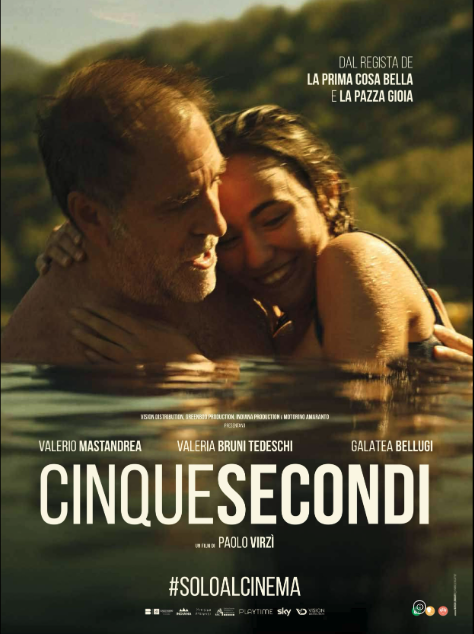 The poster for Cinque Secondi shows an intimate moment between a man and a young woman embracing in the water, bathed in warm natural light. Their relaxed expressions and close connection create a feeling of tenderness, nostalgia, and emotional depth
