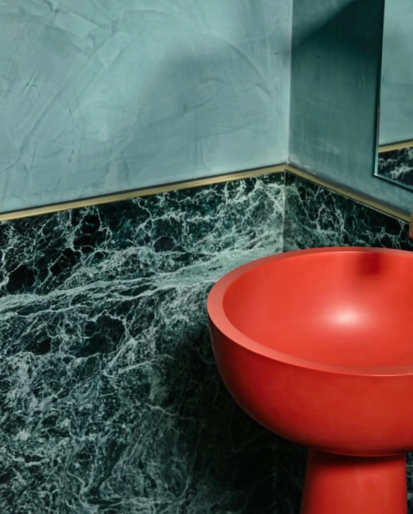 This stunning bathroom by @bergmanandco made up of moody blues and stunning red sinks