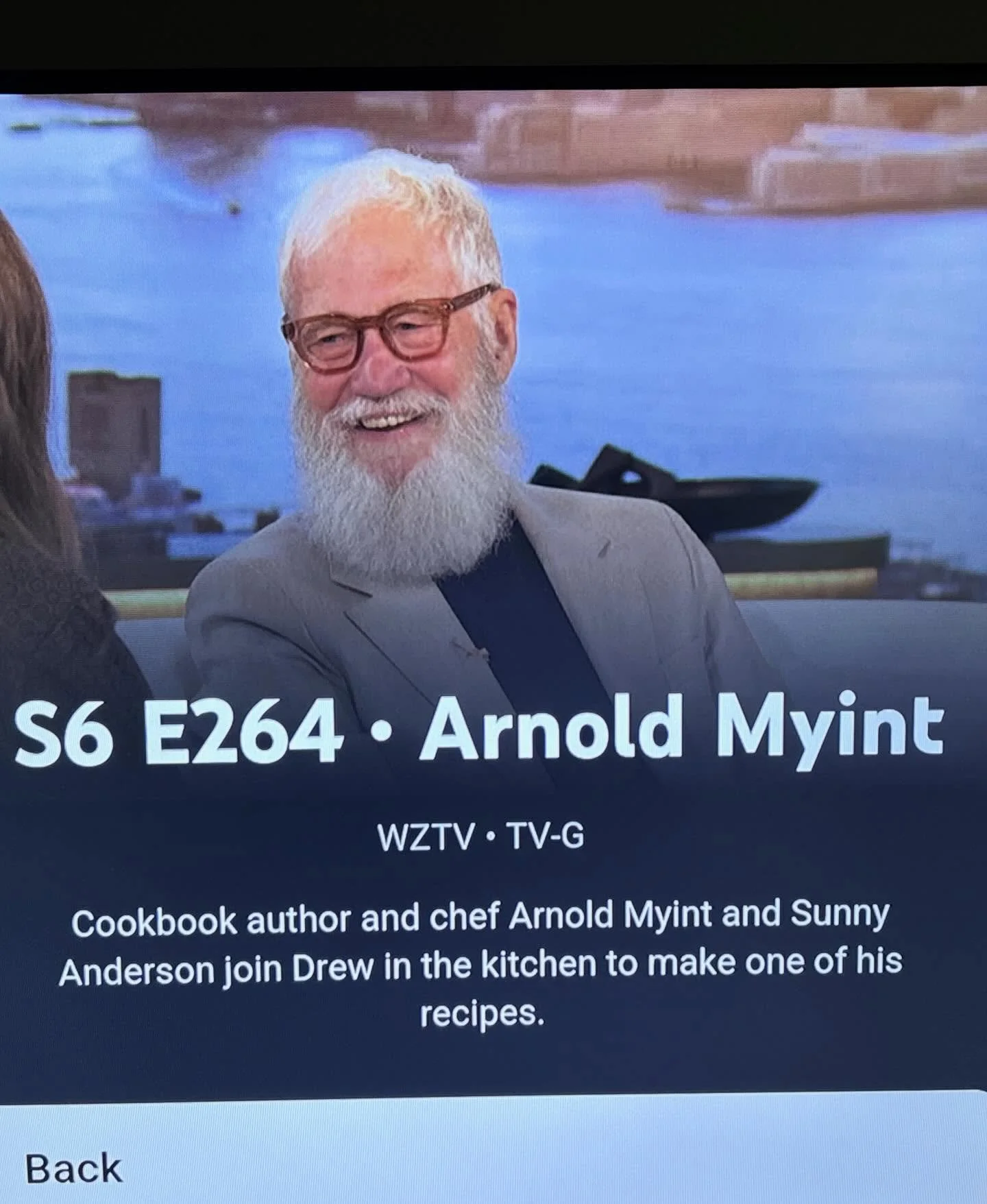 They say the camera adds some pounds but I didn&rsquo;t expect the silver beard in that first pic too. Must be the studio lights 😉🤣. Loved my day hanging @thedrewbarrymoreshow @sunnyanderson @helloross @drewbarrymore 

Grateful for moments like thi