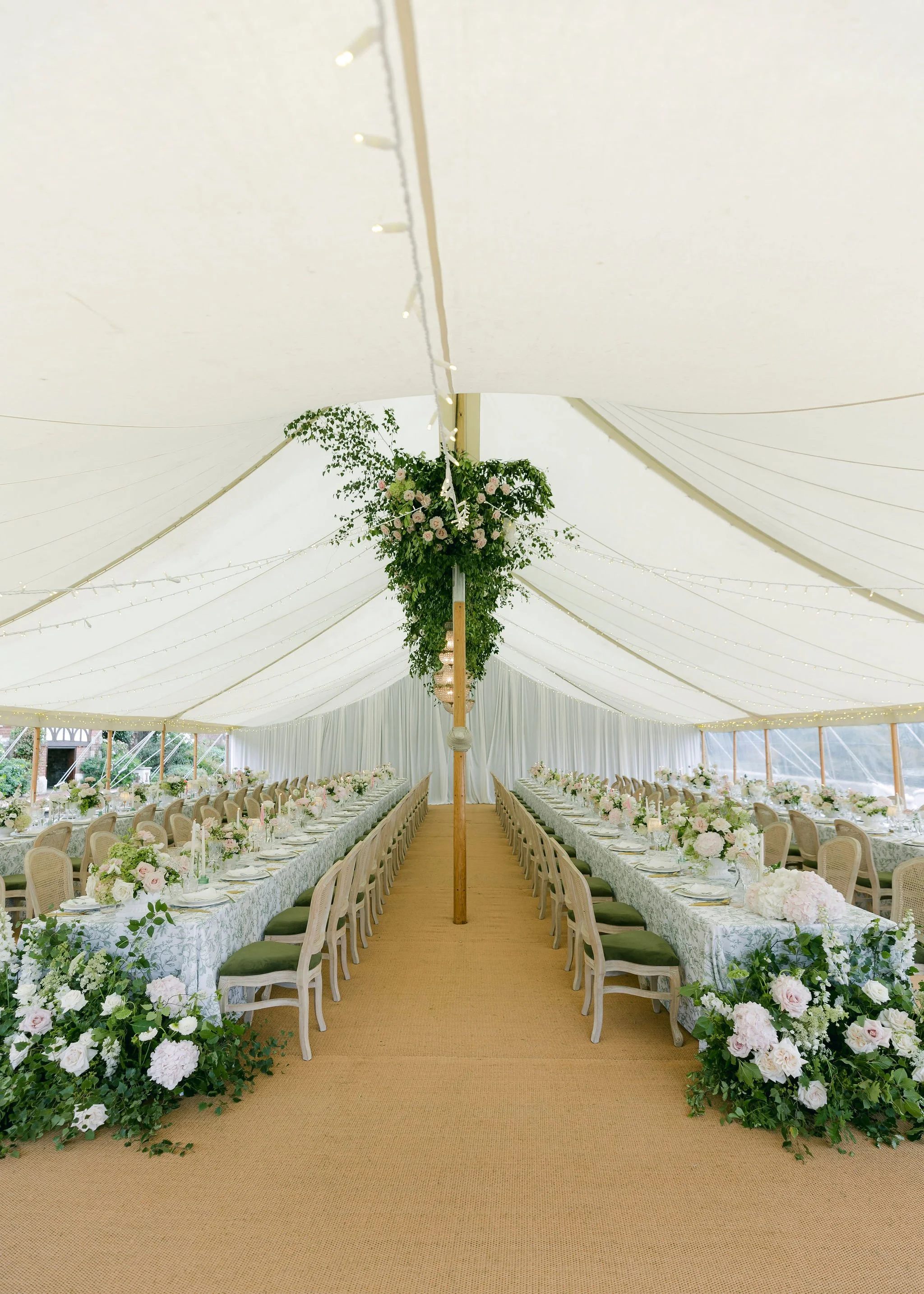 sail-and-peg-sussex-marquee-wedding-banquet-tables-styling-mattting-green-table-linen.jpg