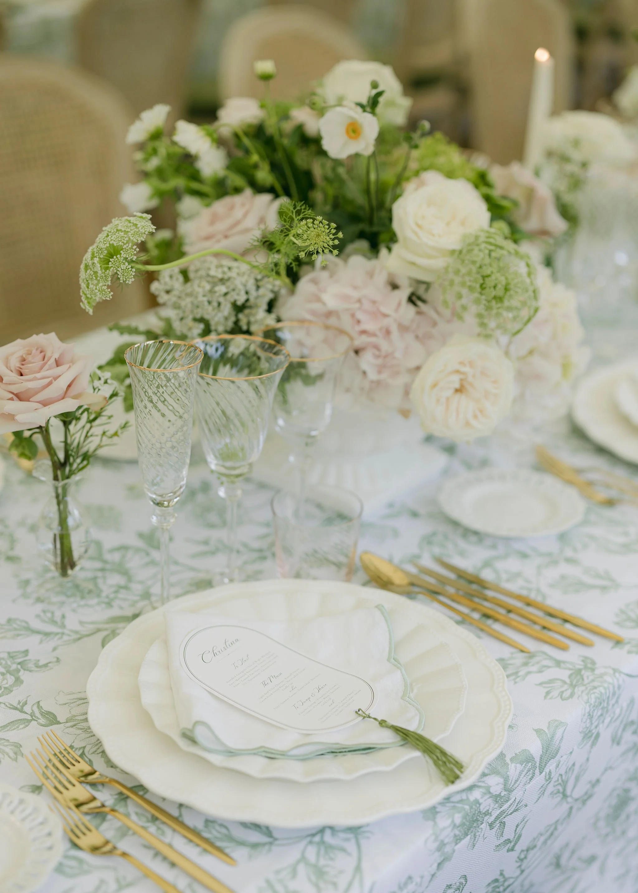 sail-and-peg-sussex-marquee-wedding-elegant-table-setting-green-pattern-linen.jpg