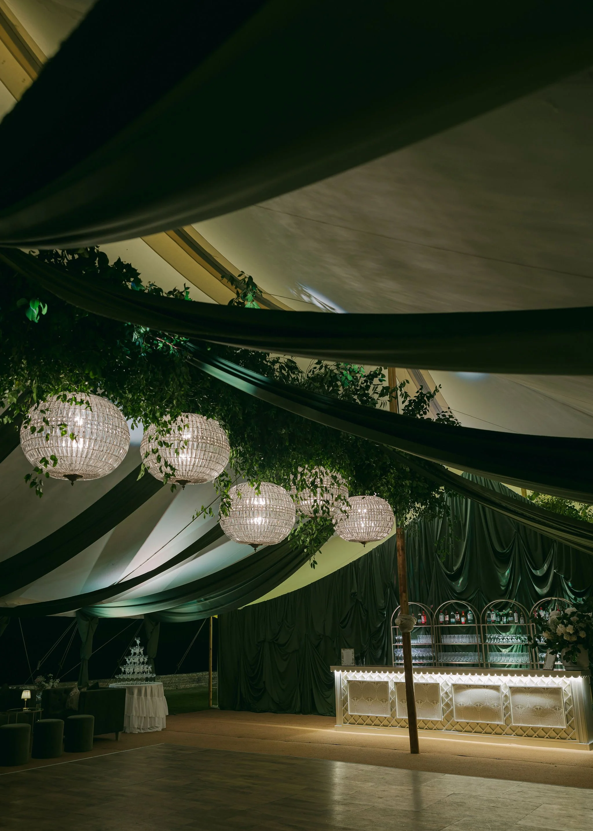 sail-and-peg-luxury-sailcloth-marquee-bar-chandeliers-evening-reception-styling.jpg