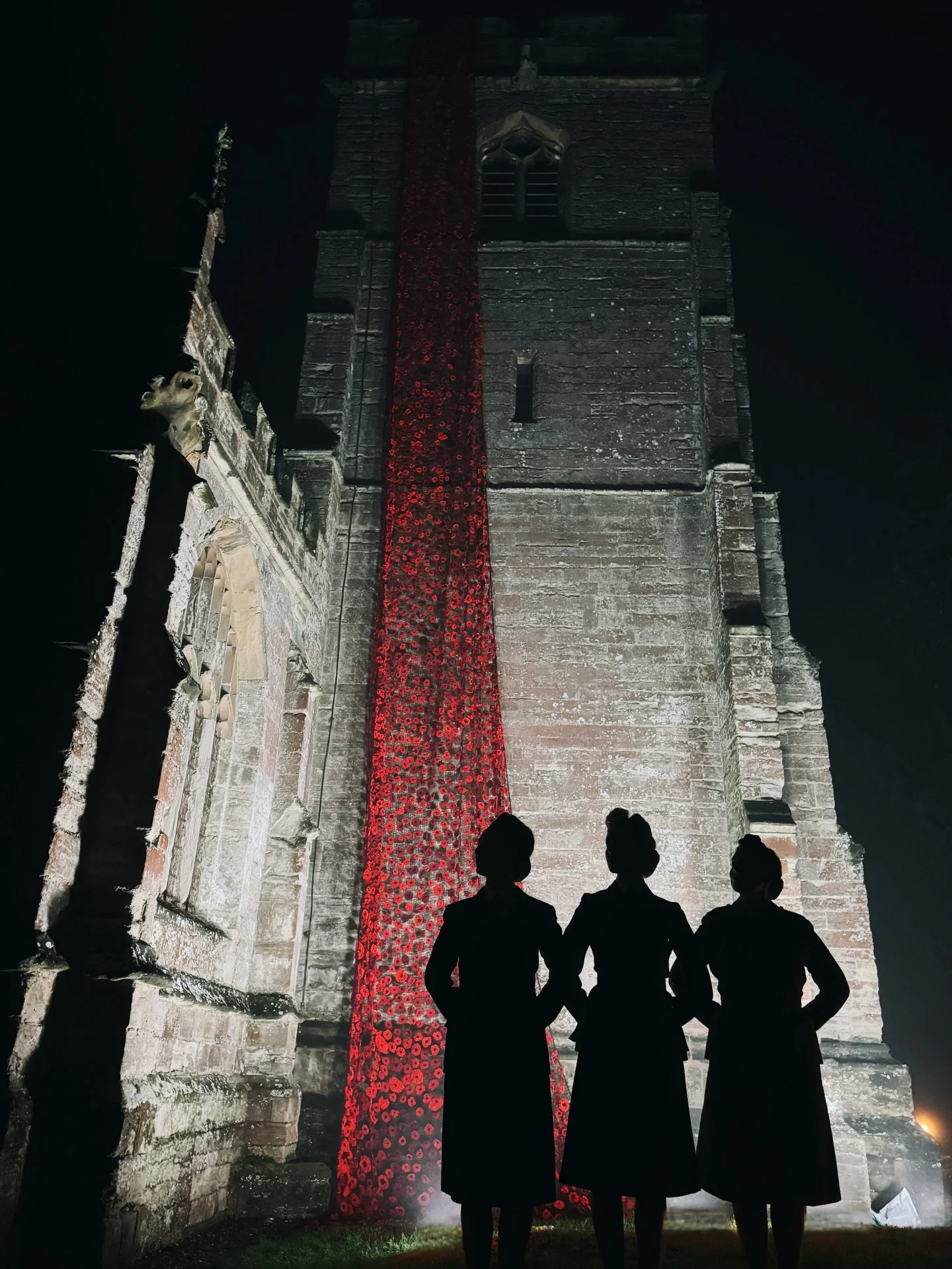Last night we had the pleasure of returning to the wonderful St. Peter&rsquo;s Church in Inkberrow, where the stunning, handmade poppy cascade took centre stage ❤️

Thank you all for welcoming us back and being such a terrific audience! 🎶

#poppies 