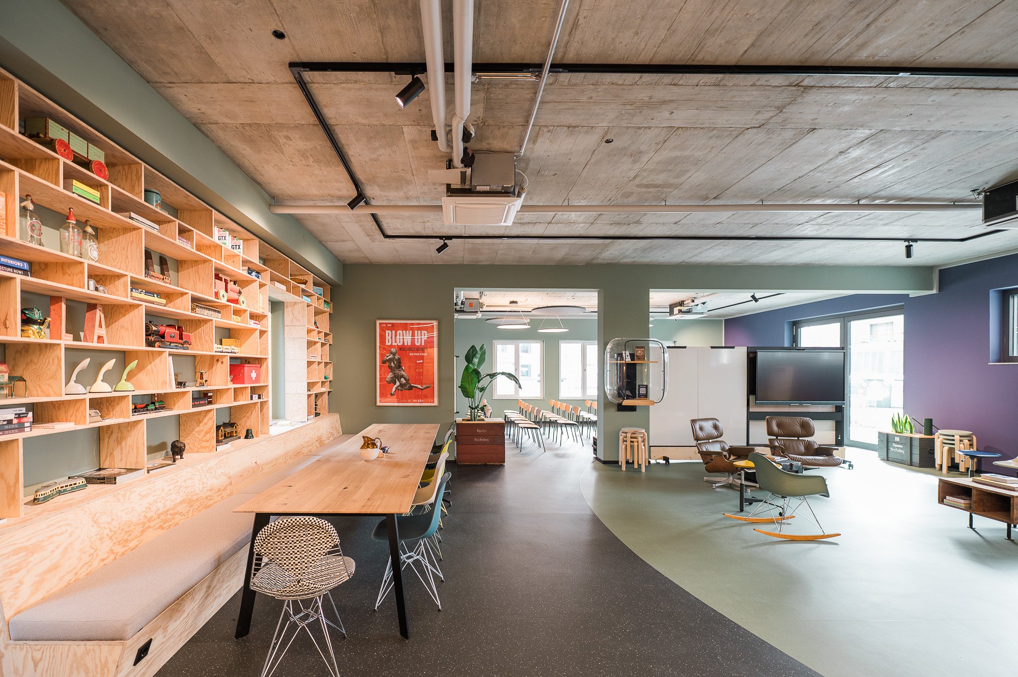 Regal mit Spielzeug und Büchern, Essbereich mit Häppchen und Getränken