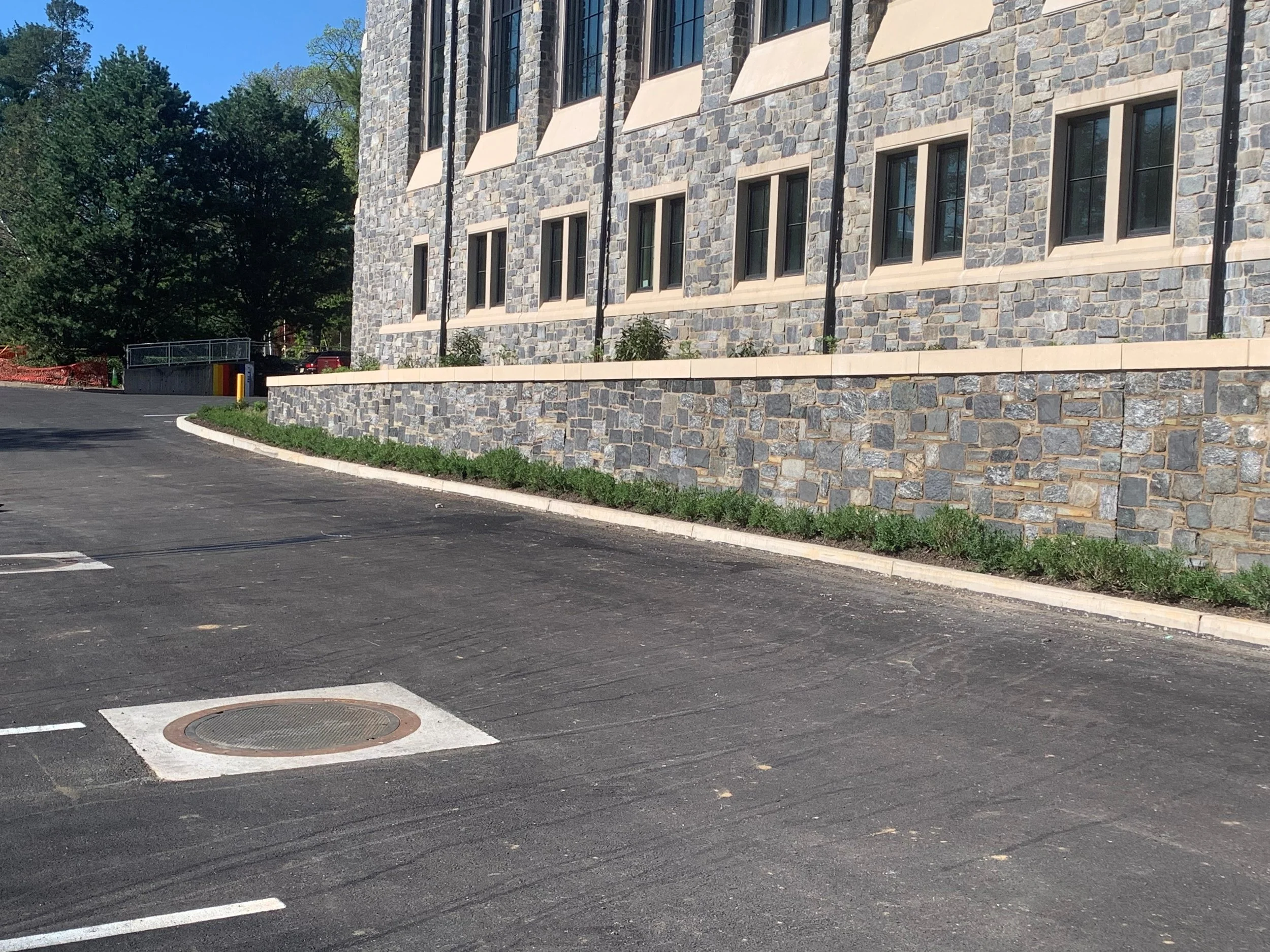 Custom cast stone arches and window surrounds bring collegiate Gothic detail to Villanova's engineering center. A 2026 Cast Stone Excellence Awards entry.