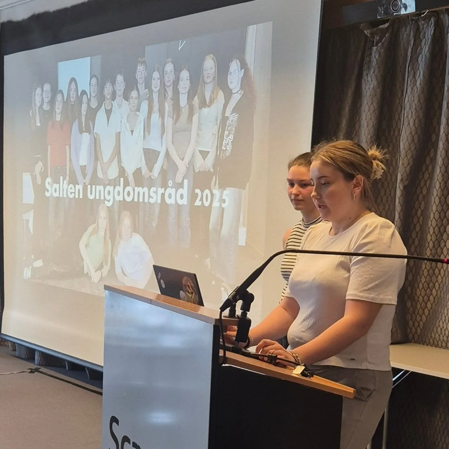 I g&aring;r representerte Ylva og Rebekka Salten Ungdomsr&aring;d p&aring; Regionr&aring;dsm&oslash;tet! 🎤💪 De har presentert r&aring;dets arbeid og viktige saker for ungdom i regionen, blant annet:
⏱️ Felles frav&aelig;rsregler for alle ved deltag