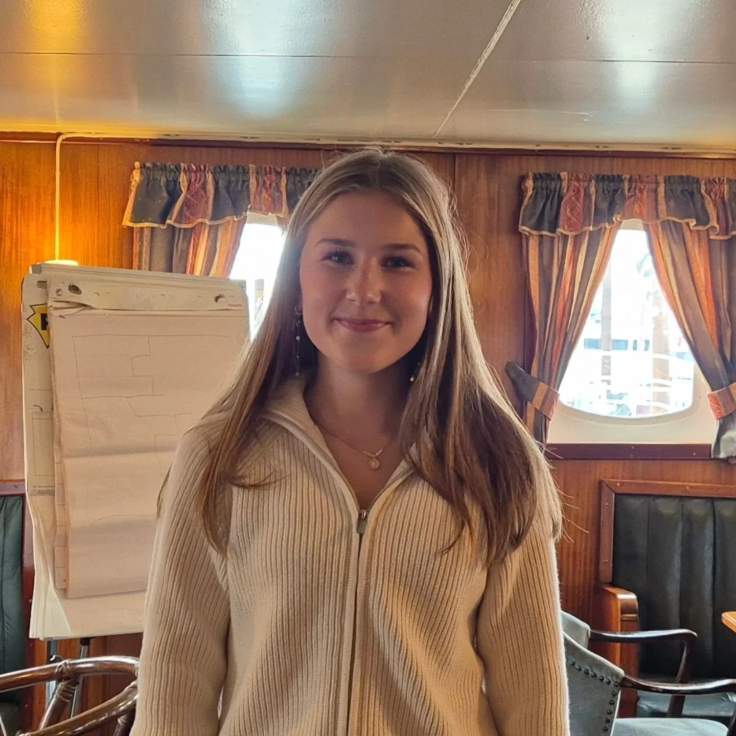 Julie, representant fra Bod&oslash; deltok i g&aring;r p&aring; regionr&aring;dsm&oslash;te, denne gangen p&aring; @mssalten 😊 Hun holdt en str&aring;lende presentasjon av hva som er viktig for Salten ungdomsr&aring;d, b&aring;de saker og arrangemen