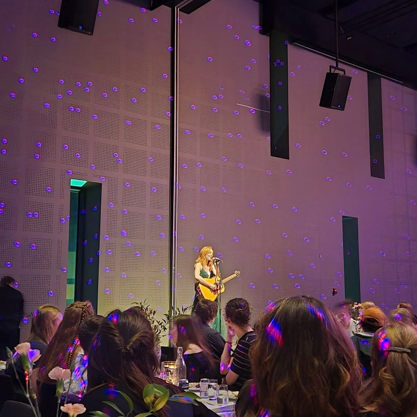 Noen blinkskudd fra n&aring;r 120 ungdommer samles for felles oppl&aelig;ring av ungdomsr&aring;d 🫶 Alle Salten kommunene sitter n&aring; med samme utgangspunkt for reell medvirkning i kommunene 🤩👏

H&oslash;ydepunktene: 

✅️Softis 
✅️Gallamiddag 