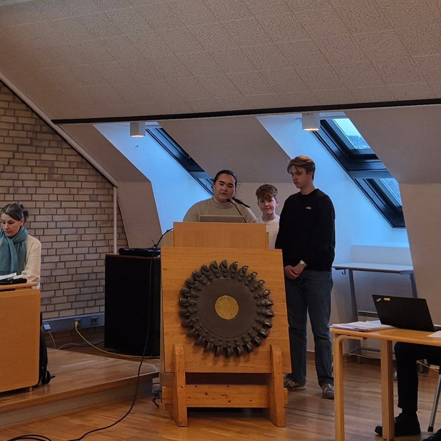 Salten Ungdomsr&aring;d ved Alida, Magnus og Fredrik (Representantene og vara fra Mel&oslash;y kommune) har presentert r&aring;det og v&aring;re hjertesaker for 2026 til Salten Regionr&aring;d 🫶 

❤️Felles oppl&aelig;ring 
❤️Rusforebygging 
❤️Psykis