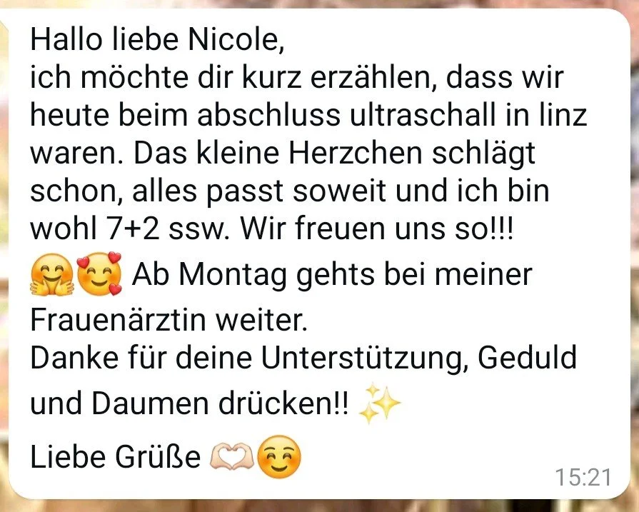Textnachricht in deutscher Sprache mit Dank, Freude und positiven Emojis, über einen Ultraschalltermin und den Besuch bei der Frauenärztin.
