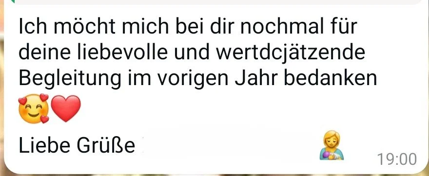 Textnachricht auf einem Smartphone mit Dankeschön für liebevolle Begleitung im letzten Jahr, inklusive Emojis, Zeitangabe 19:00 Uhr.