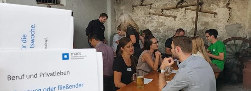 Menschen sitzen in einer Bar oder einem Restaurant und unterhalten sich, während sie Bier trinken.