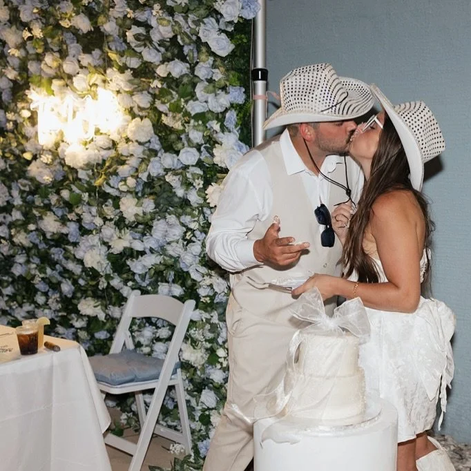 Congratulations to the Witts π©΅π₯ such a beautiful wedding and our blue flower wall matched perfectly!! ⨕
•
•
•
#wedding #flowerwall #flowerwallrental #flowerwallbackdrop #flowerwalls #flowerarch #backdrop #weddingbackdrop #weddi