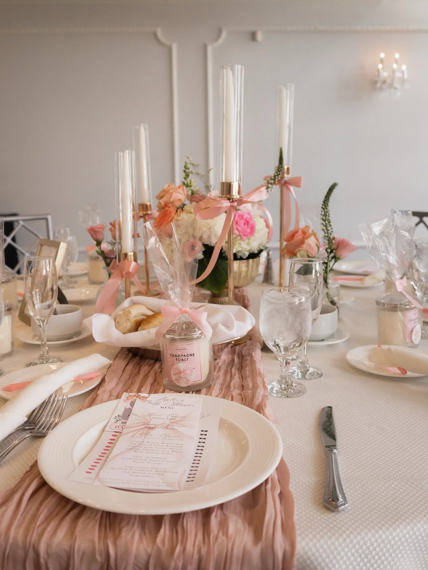 Blush shower for a perfect little girl on the way💕

📸 @momentsby__bri