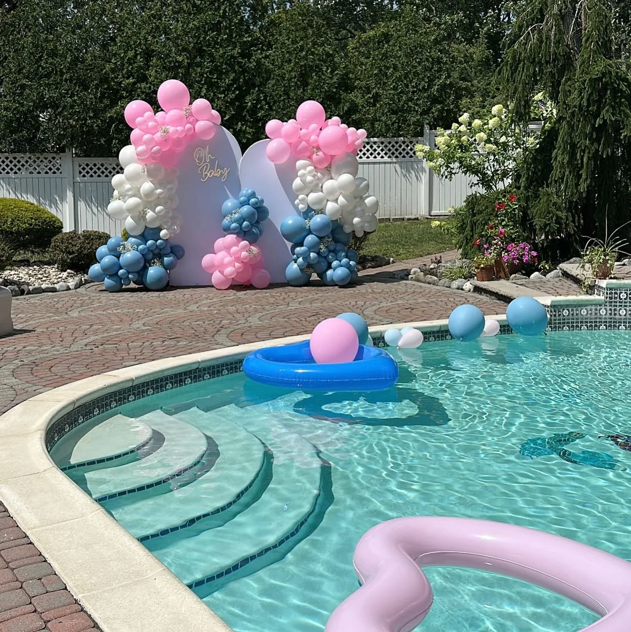 We brought the balloons, they brought the surprise &mdash; it&rsquo;s a girl!🩷🎀