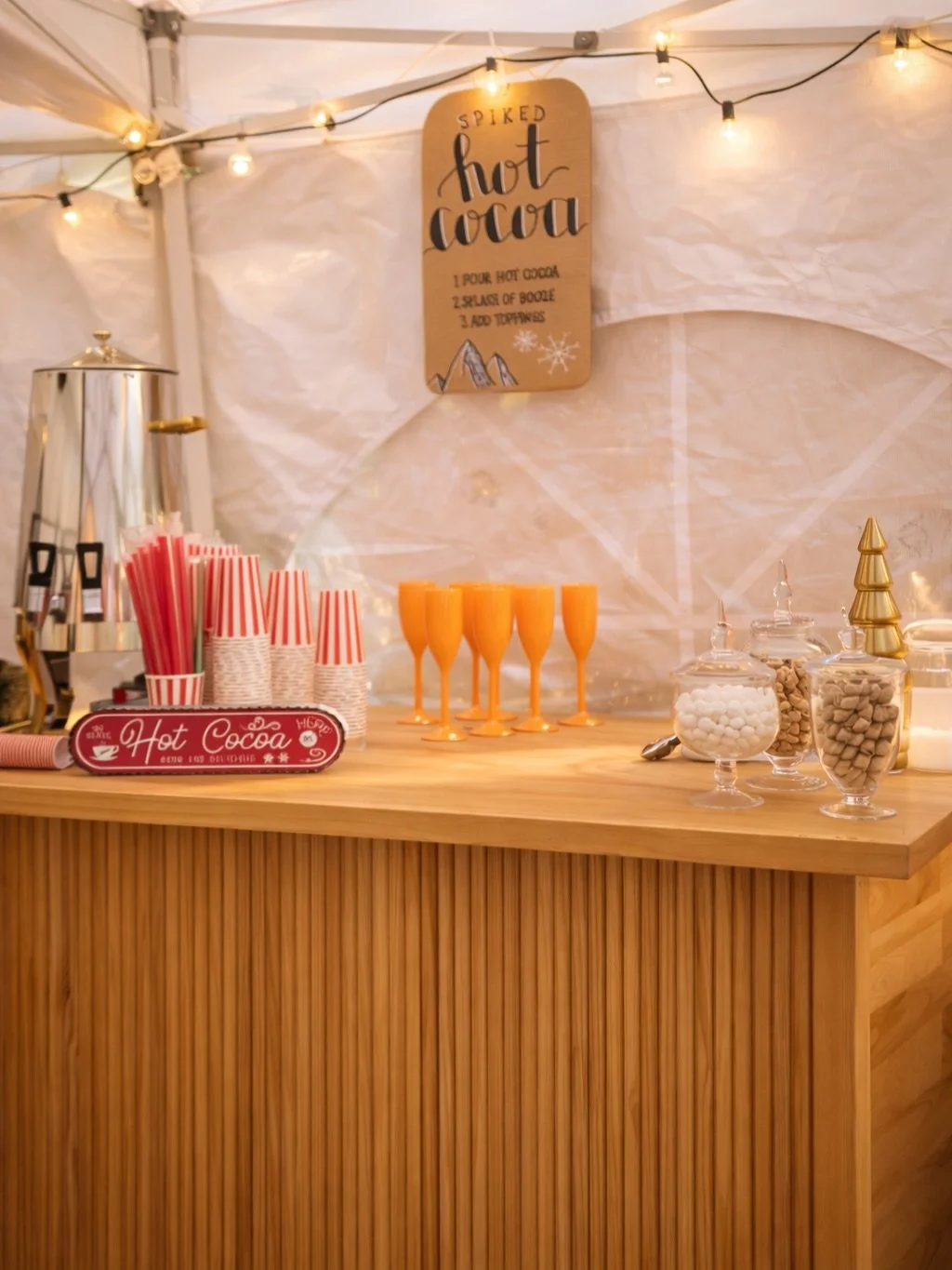 This cold weather has us craving some hot cocoa❄️☕️🤍

#hotcocoabar #event #apr&egrave;s #apresski #eventplanner