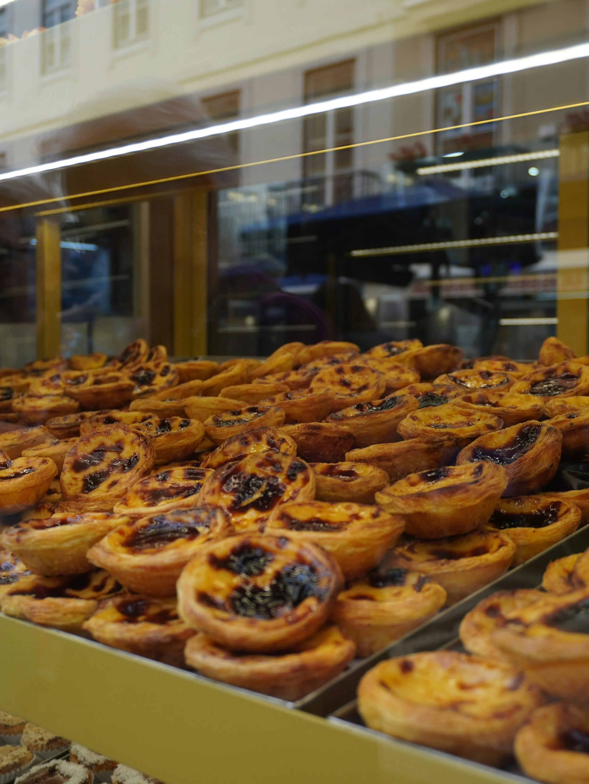 Fresh pastéis de nata in a Lisbon bakery window