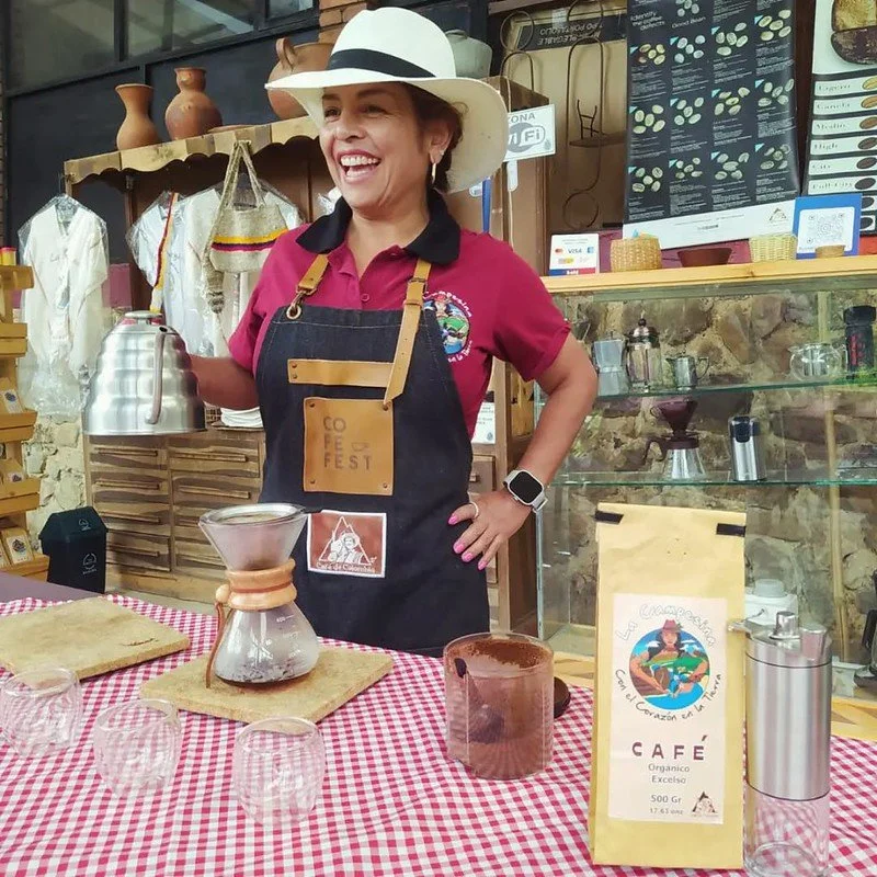Women experiencing a Colombian coffee farm from bean to cup near Bogotá