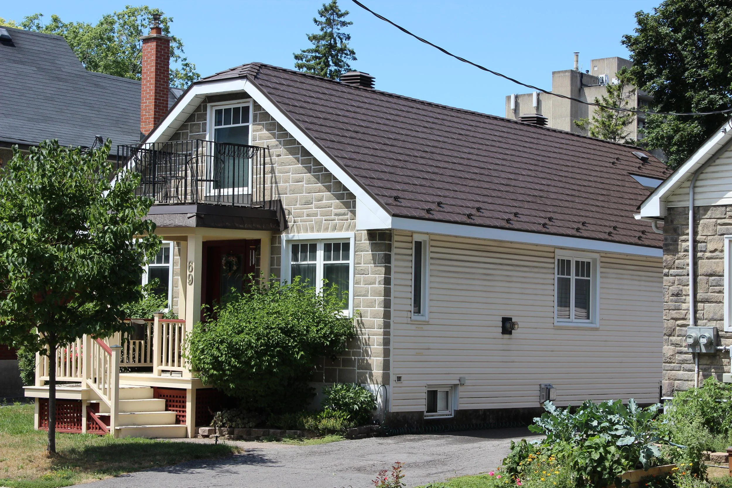Armadura metal roofing in Pointe Claire, Quebec in the color Brown, installed by MetalMax Roofs.