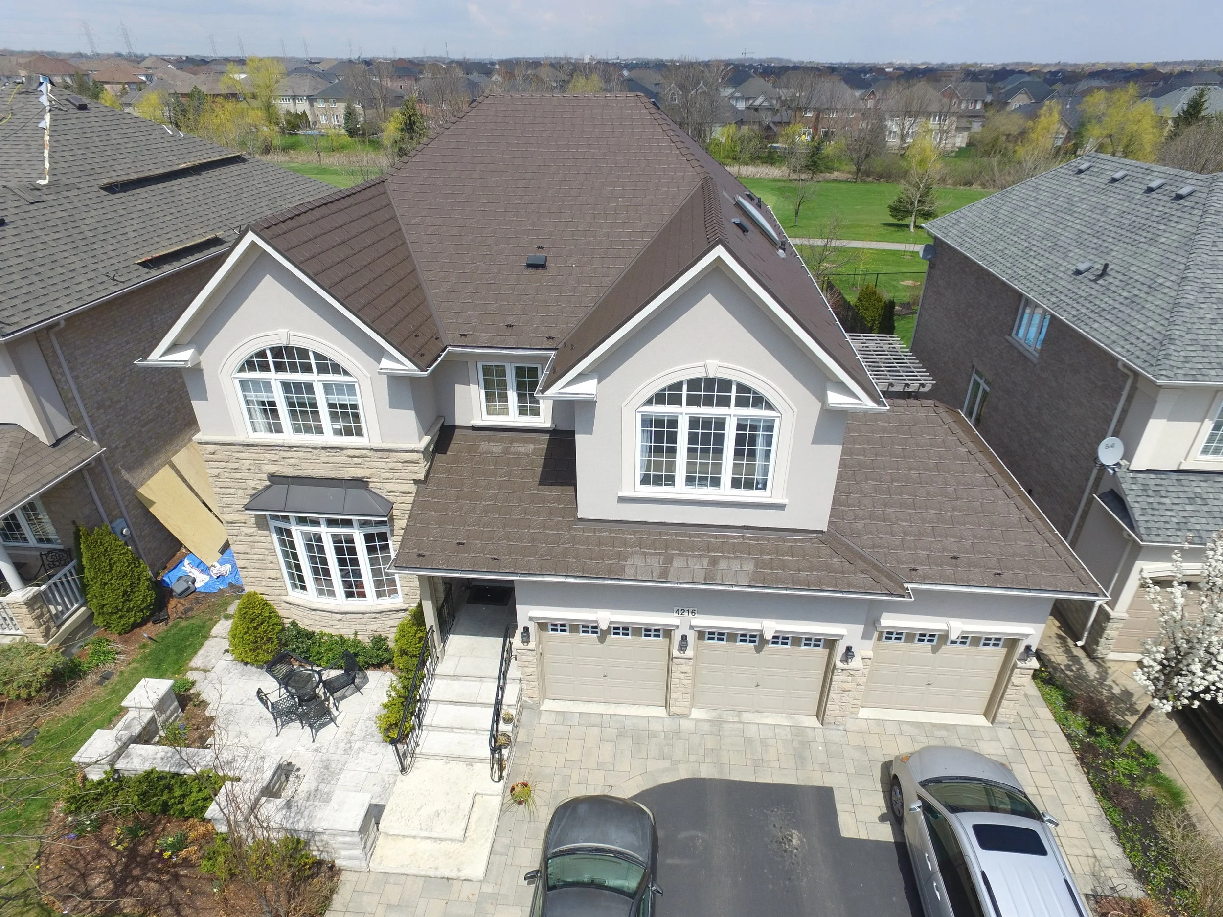 Housing en banlieue avec cour, jardin et voitures garées