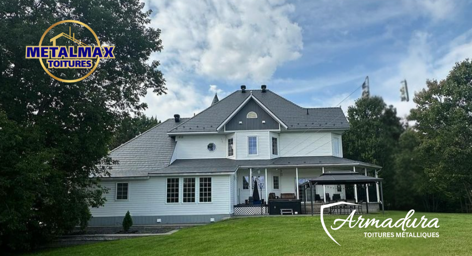 Installation toiture en tôle Armadura couleur ardoise sur maison de banlieue, Pointe-Claire, Québec