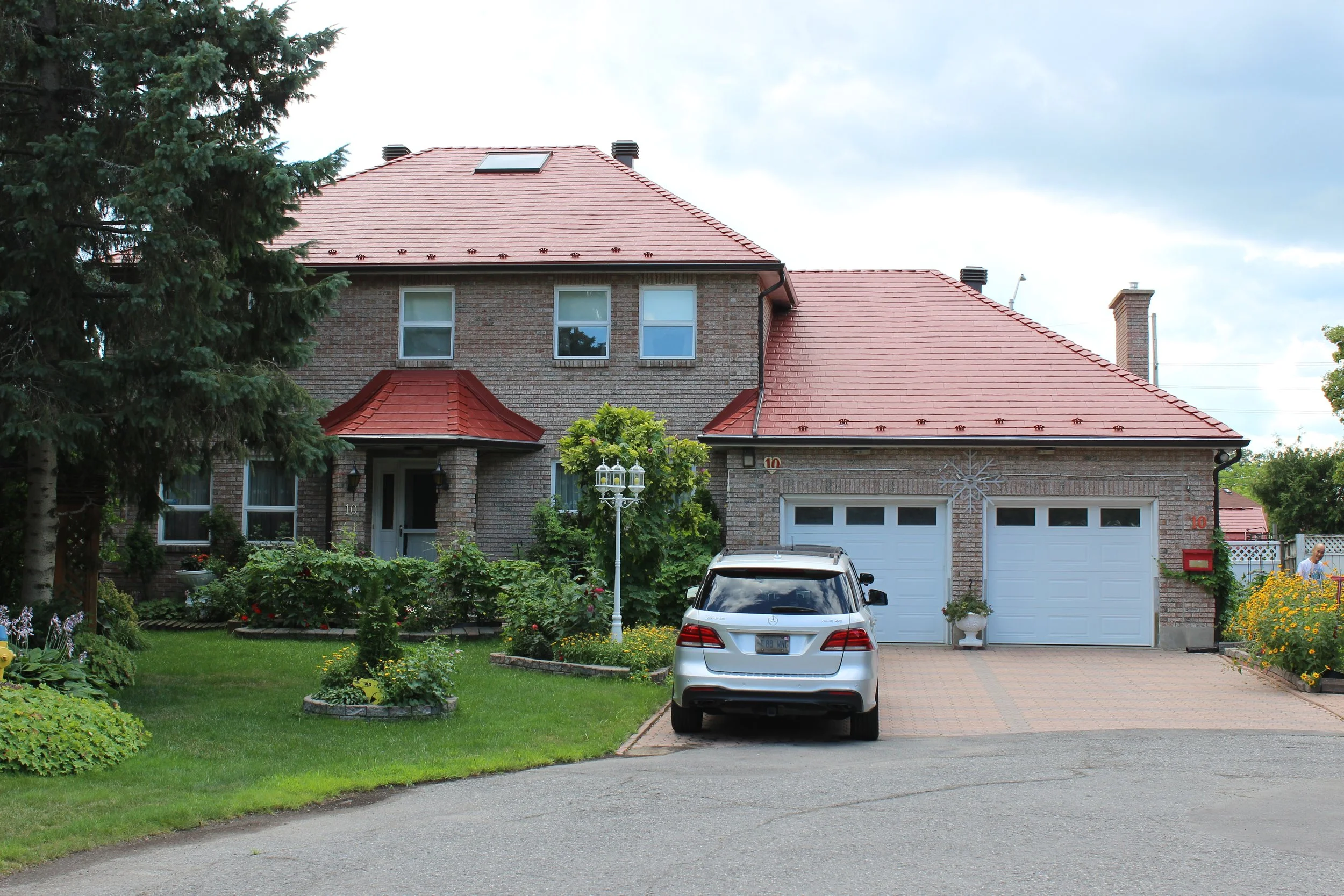 Grande maison avec toiture en acier Armadura Rouge Ember