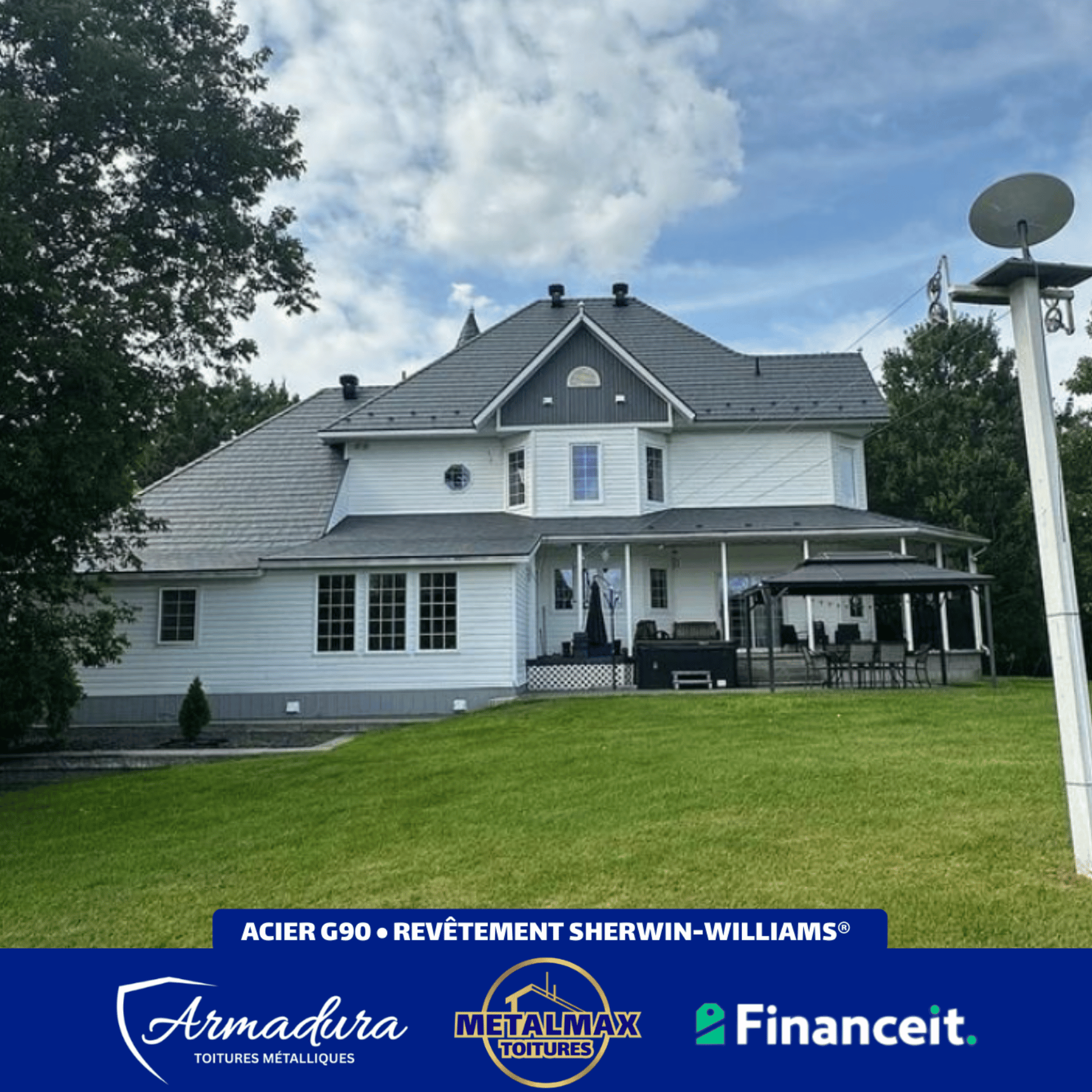 Maison résidentielle avec une toiture métallique grise Armadura™ installée par MetalMax, offrant une protection durable de 50 ans au Québec.
