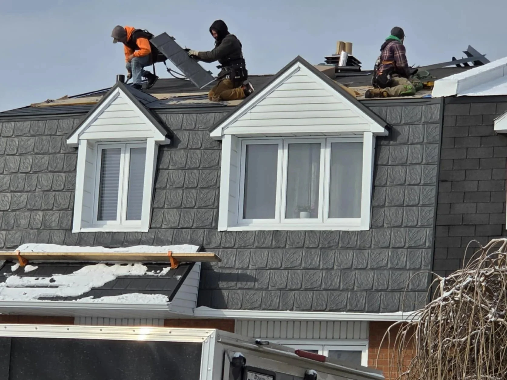 Installation d'une toiture en acier galvanisé par l'équipe MetalMax a Rosemont, QC