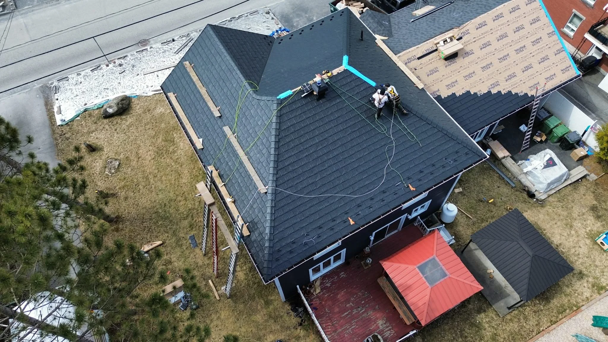Maison avec toiture métallique noir a Sherbrooke, QC