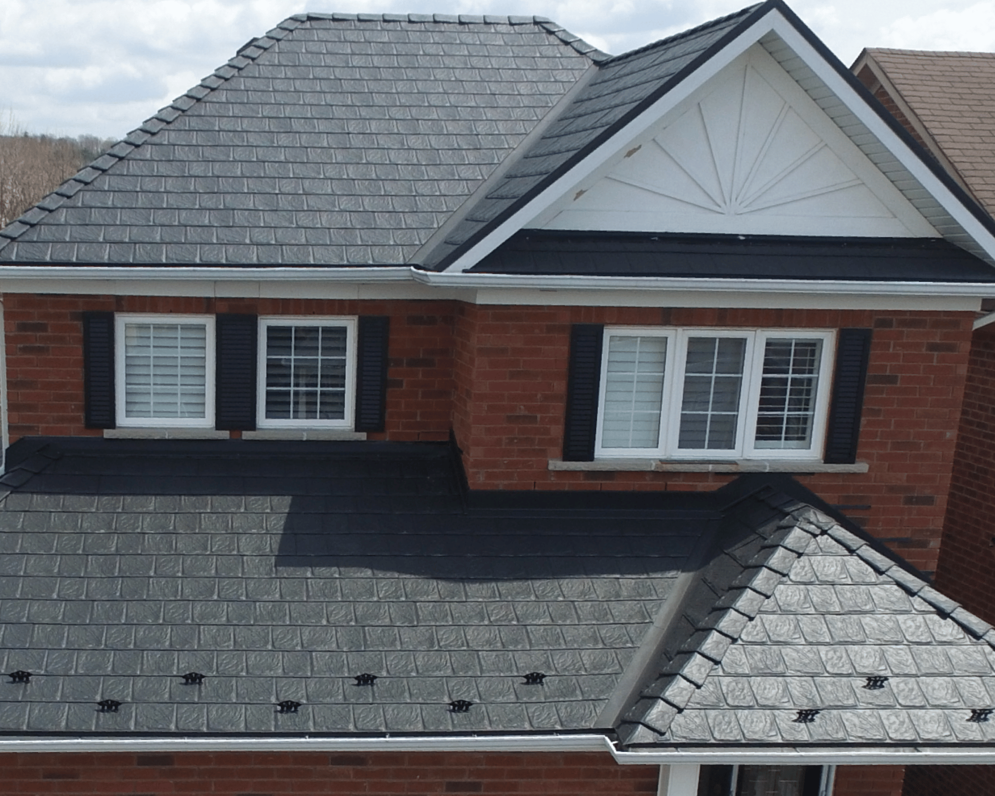 Toiture métallique Armadura installée par Roof Pros Plus en Ontario — Concessionnaire Privilégié certifié