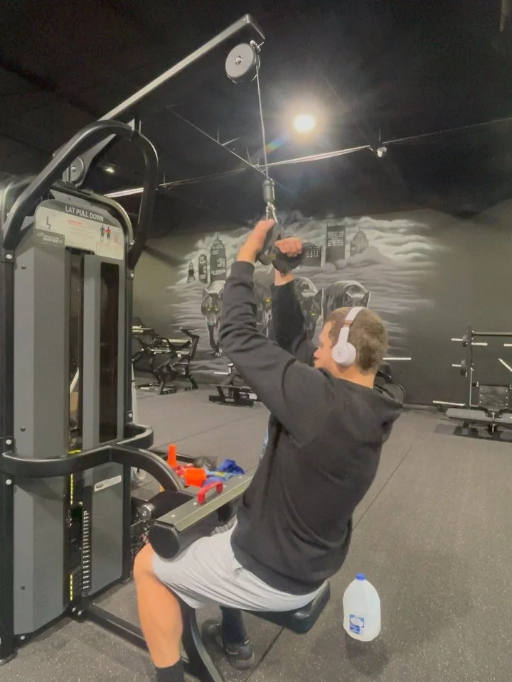 Saturday morning back and bi @wolfgyms_utica 

Close Grip Pulldowns X3
Lat pulldown Machine X4 
T Bar Rows X4 
Single Arm Cable Rows X3 
Assured Pull-ups X3 
Preacher Curls X4
21&rsquo;s X2