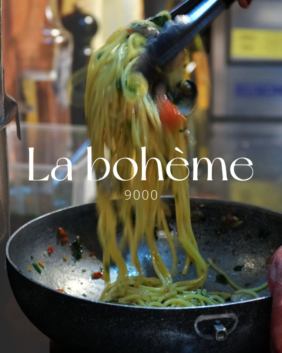 Cooking noodles in a pan with vegetables, labeled "La bohème 9000".