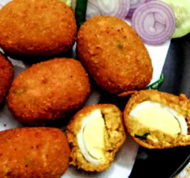 Egg chop with sliced onions and cucumber