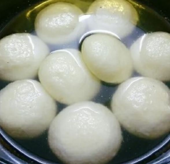 Indian rasgullas in syrup