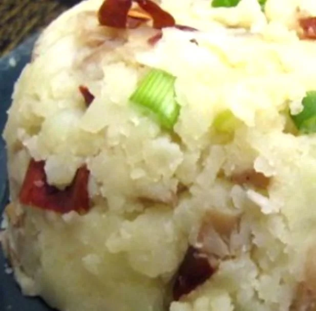 Mashed potatoes with bacon and green onions