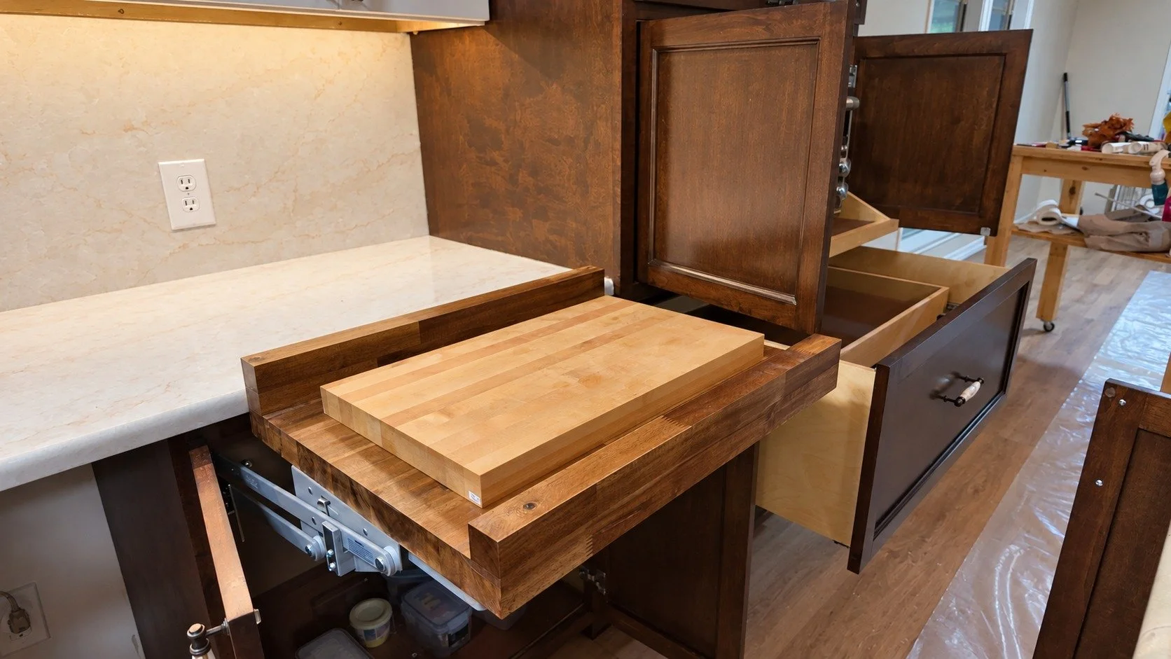 A pull-out cutting board designed for everyday preparation.